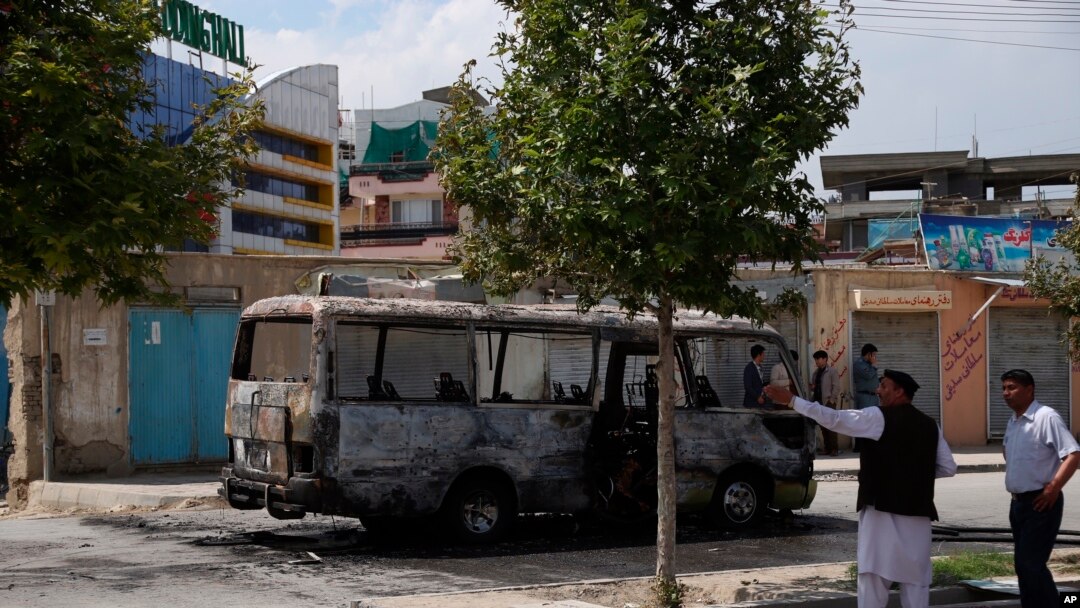 Personal de seguridad inspecciona el lugar de una explosión en un autobús en Kabul, Afganistán, el lunes 3 de junio de 2019.