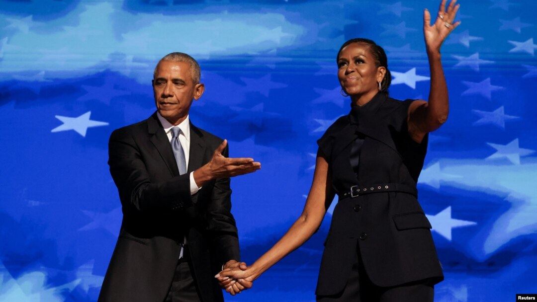 Cựu đệ nhất phu nhân Hoa Kỳ Michelle Obama chào đón chồng, cựu Tổng thống Hoa Kỳ Barack Obama, lên sân khấu trong ngày thứ hai của Đại hội toàn quốc đảng Dân chủ (DNC) tại Chicago, Illinois, Mỹ, ngày 20/8/2024.