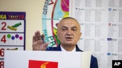 阿爾巴尼亞總統梅塔在議會選舉期間投票。(2021年4月25日)