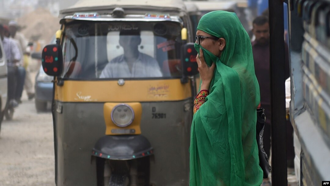 Pakistanka prelazi ulicu u Karačiju pokrivajući lice zbog lošeg kvaliteta vazduha, koji prema izveštaju SZO udiše devet od svakih deset stanovnika sveta
(Foto: AFP/Rizwan Tabassum)