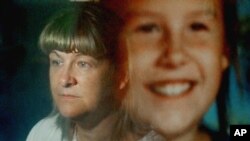 Maureen Kanka dalam bayangan foto anak perempuannya, Megan yang diambil September 1993, 22 Juli 2004. (Foto:Dok)