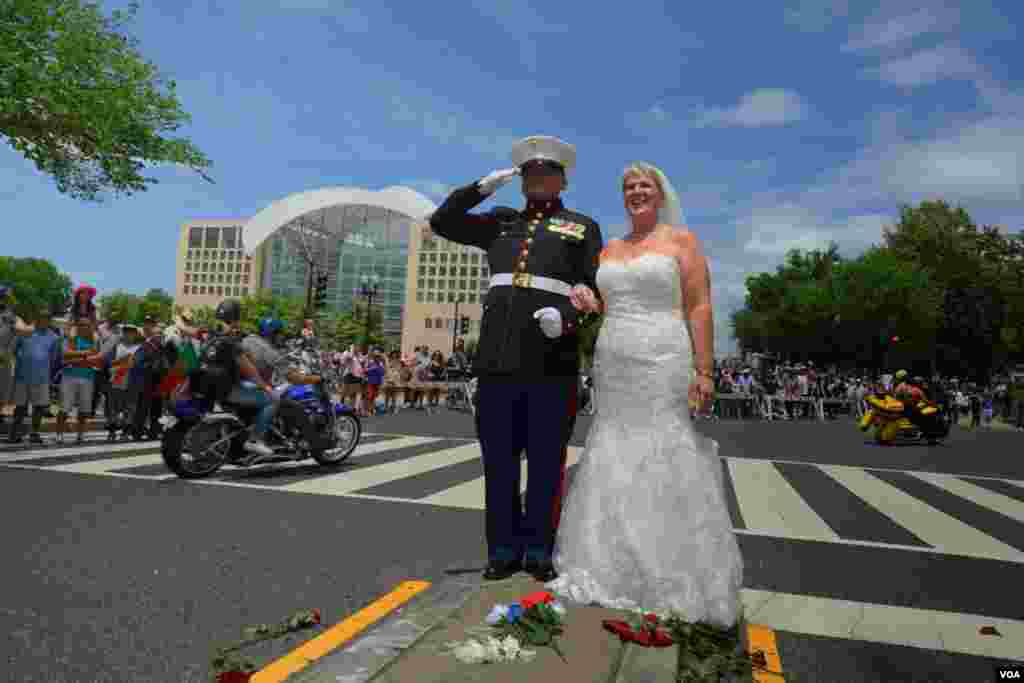 Сержант Тим Чамберс и его жена Лорен Хейтс в почетном карауле
