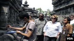 Judith McHale sedang mengamati mahasiswa arkeologi UI yang sedang membersihkan candi Borobudur dari debu vulkanik Merapi.