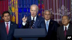 El vicepresidente Joseph Biden habla en la ciudad de Guatemala acompañado por los presidentes de Honduras, Guatemala y El Salvador.