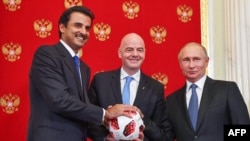 (Dari kiri) Emir Qatar Sheikh Tamim bin Hamad Al-Thani, Presiden FIFA Gianni Infantino (tengah), dan Presiden Rusia Vladimir Putin berpose dalam acara penyerahan secara simbolis tuan rumah Piala Dunia 2022 kepada Qatar, di Kremlin, Moskow, 15 Juli 2018.