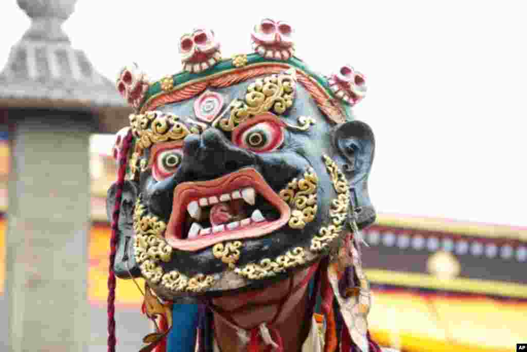 喇嘛舞的主題為蓮師八變、本尊或護法