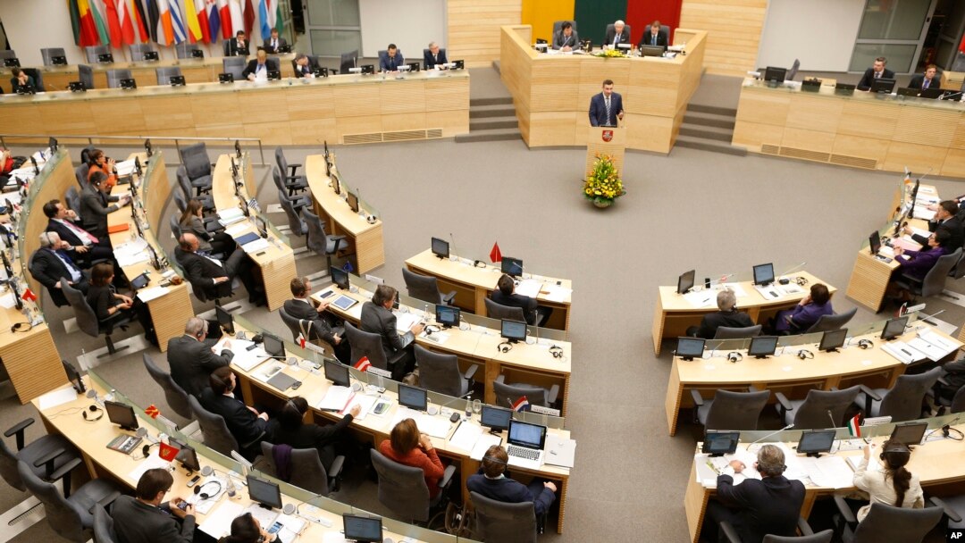 Pemimpin oposisi Ukraina Vitaly Klitschko menyampaikan sambutan di hadapan para anggota parlemen Lithuania di Vilnius, Kamis (28/11). Uni Eropa gagal menarik Ukraina untuk bergabung menjadi anggota.