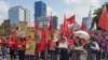 Berbagai Elemen Perempuan, berorasi dan melakukan aksi long march , untuk rayakan International Women's Day (IWD) 2019, di Jakarta, Jumat, 8 Maret 2019. (Foto: VOA/Ghita)