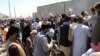 شرح عکس: ازدحام در پست کنترل بیرون فرودگاه بین‌المللی کابل – ۵ شهریور ۱۴۰۰