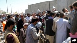 شرح عکس: ازدحام در پست کنترل بیرون فرودگاه بین‌المللی کابل – ۵ شهریور ۱۴۰۰