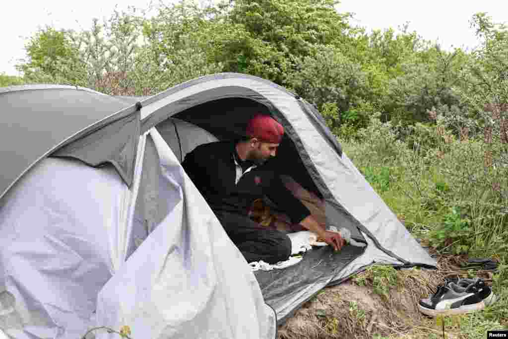 جوان پناهجو افغان در کمپ گرانت سینت فرانسه