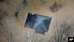 2015年12月31日密苏里州圣路易斯附近洪水接近房子的顶部。