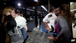 Entre lágrimas familiares reciben a un miembro de la tripulación de la fragata "Libertad" a su llegada al aeropuerto de Buenos Aires, Argentina.