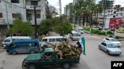 Hezên girêdayê rêvebirîya nû ya Sûrîyê ber bi bajarê Lazqîyê yê rojavayê Sûrîyê ve diçin, 26 Rêbendan, 2025