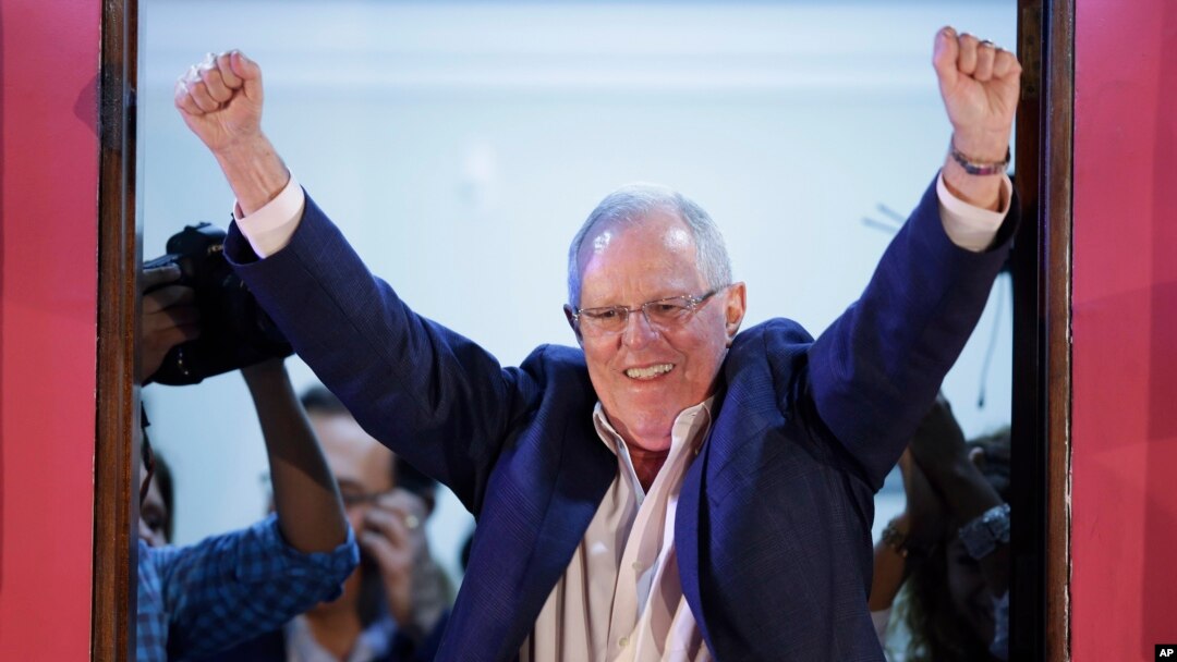 Capres Peru Pedro Kuczynski merayakan kemenangan sementaranya di Lima, Peru (5/6).