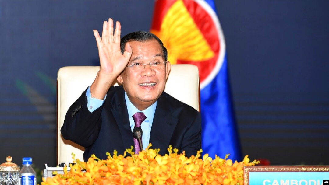 PM Kamboja Hun Sen dalam KTT virtual ASEAN-China di Istana Perdamaian, Phnom Penh, 22 November 2021. (An Khoun Sam Aun/National Television of Cambodia via AP).
