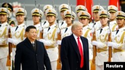 Xi Jinping et Donald Trump lors de la cérémonie d'accueil du président américain à Pékin, Chine, le 9 novembre 2017. 