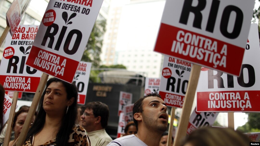 Warga Brazil di Rio de Janeiro berdemonstrasi menolak RUU pendapatan minyak. (Reuters/Pilar Olivares)
