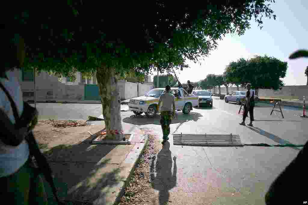 A rebel checkpoint in Tripoli, Libya, August 26, 2011. (VOA Photo - J. Weeks)