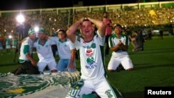 Des fans de Chapecoense exprimant leur mécontentement au Arena Conda stadium au Chapeco, Brésil le 30 Novembre 2016 