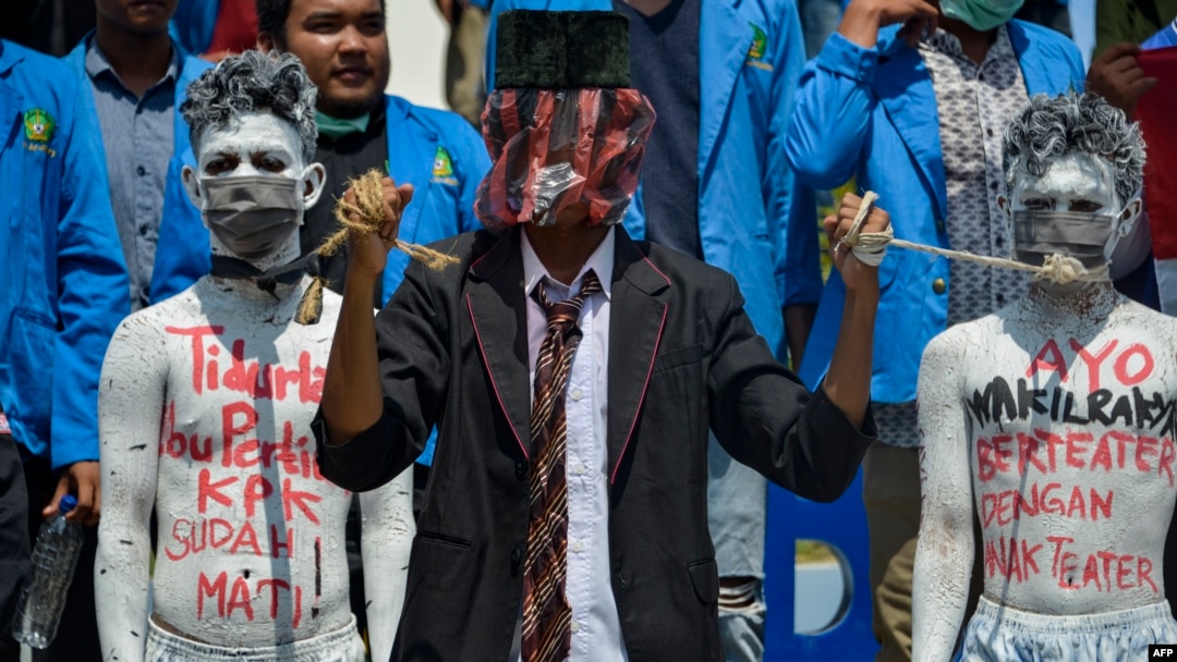 Para demonstran mahasiswa menggelar aksi teater dalam demo menentang rencana pemerintah merevisi Undang-Undang Komisi Pemberantasan Korupsi, di Banda Aceh, 26 September 2019. (Foto: AFp)