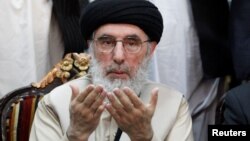 Afghan warlord Gulbuddin Hekmatyar prays before giving a speech to supporters in Jalalabad, Afghanistan, April 30, 2017. 