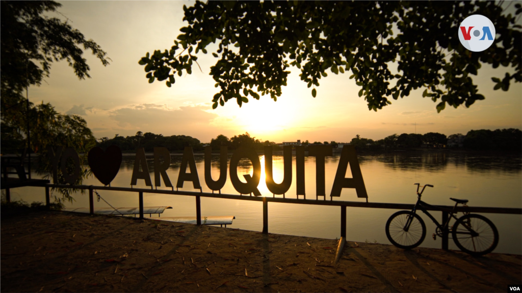 La ribera del R&#237;o Arauca, frontera entre Colombia y Venezuela se ha convertido en el testigo del &#233;xodo de los venezolanos que cruzan por trochas y a trav&#233;s de canoas para resguardarse de las amenazas latentes.