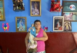 Doña Lucrecia del Socorro Rivas se prepara para celebrar la tradicional gritería a la Inmaculada Concepción de María. [Foto: Daliana Ocaña, VOA]