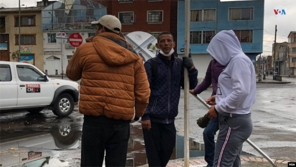 Eduardo Colin, quien hace dos años llegó a Bogotá, trabajaba con comidas rápidas, pero ahora duerme dentro de una camioneta con cinco personas más.&nbsp;&nbsp;[Foto:&nbsp;Karen Sánchez]