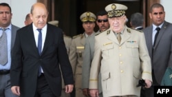 Le ministre français de la Défense, Jean-Yves Le Drian (à gauche), s'est entretenu avec le chef d'état-major algérien Ahmed Gaid Salah à son arrivée à l'aéroport international Houari-Boumediene d'Alger, le 20 mai 2014.