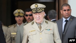 Le chef d'état-major algérien Ahmed Gaid Salah à l'aéroport international Houari-Boumediene d'Alger, le 20 mai 2014.