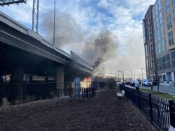 Un incendio comenzó debajo de un puente en Washington, D.C., EE.UU, el 18 de enero de 2021. Esta imagen fue obtenida de las redes sociales. [Edward Daniels vía REUTERS]