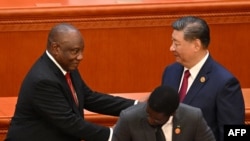 Rais Xi Jinping akipeana mkono na rais wa Afrika Kusini Cyril Ramaphosa