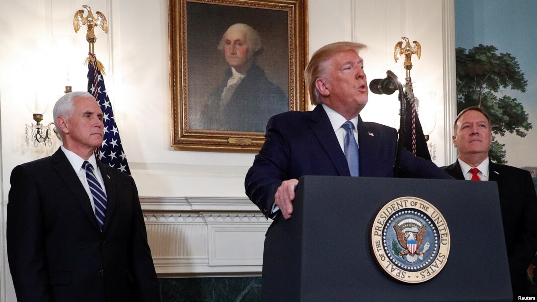 Predsjednik Donald Trump govori o Siriji u Bijeloj kući, u prisustvu potpredsednika SAD Mikea Pencea (lijevo) i državnog sekretara Mikea Pompea (Foto: Reuters/Tom Brenner)