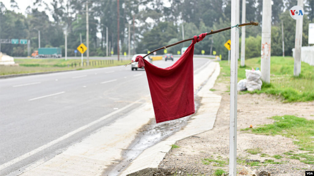 Se aseguraron de poner cerca del campamento, a la orilla de la carretera, un trapo rojo, símbolo de que allí permanecen personas necesitadas de alimentos y atención. [Foto: Diego Huertas]