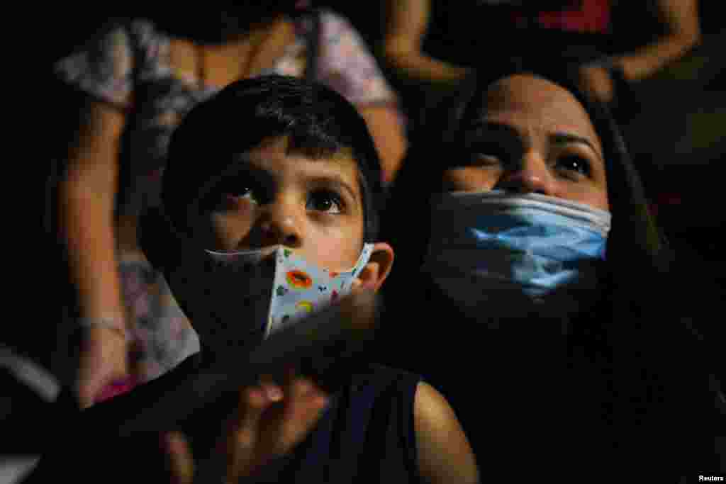 امریکہ میں یوم آزادی ہر سال 4 جولائی کو نہایت جوش و خروش اور جذبے کے ساتھ منایا جاتا ہے۔ ملک کے تمام چھوٹے بڑے شہروں میں مختلف محفلیں سجتی ہیں اور رات بھر چراغاں کیا جاتا ہے لیکن وبائی مرض کی موجودگی میں اس بار ایسا کچھ نہیں ہوا۔