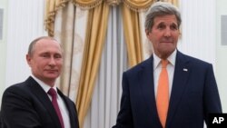 Presiden Rusia Vladimir Putin (kiri) dan Menlu AS John Kerry sebelum pembicaraan di Moskow, Kamis (24/3).