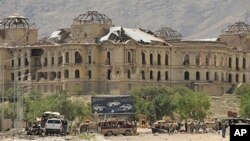 ເຈົ້າໜ້າທີ່ສືບສວນ ຂອງ ອັບການິດສະຖານ ແລະຕ່າງປະເທດ ພວມກວດເບິ່ງ ບໍລິເວນ ທີ່ມີການໂຈມຕີ ສະລະຊີບ ໃນນະຄອນກາບູລ (18 ພຶດສະພາ 2010)