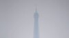 Kabut asap atau smog yang menyelimuti menara Eiffel dan kota Paris (17/3) mendorong pemerintah memberlakukan aturan yang membatasi jumlah kendaraan di jalan ibukota dan pinggiran kota. (Reuters/Charles Platiau)