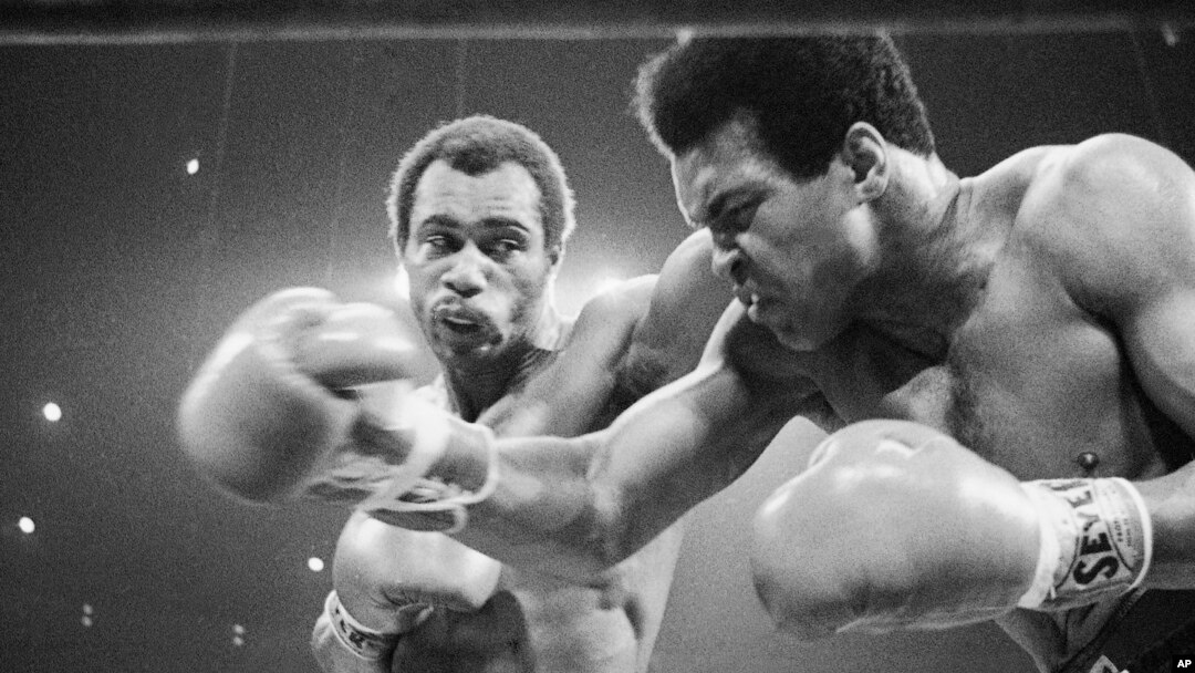 Foto de 1973 del combate entre Ken Norton (de frente) y Mohamed Ali (derecha).