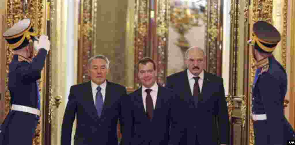 Russian President Dmitry Medvedev, center, Belarusian President Alexander Lukashenko and Kazakhstan's President Nursultan Nazarbayev, left, take part in the meeting of heads of states of the Supreme Eurasian Economic Council, in the Moscow Kremlin, Moscow