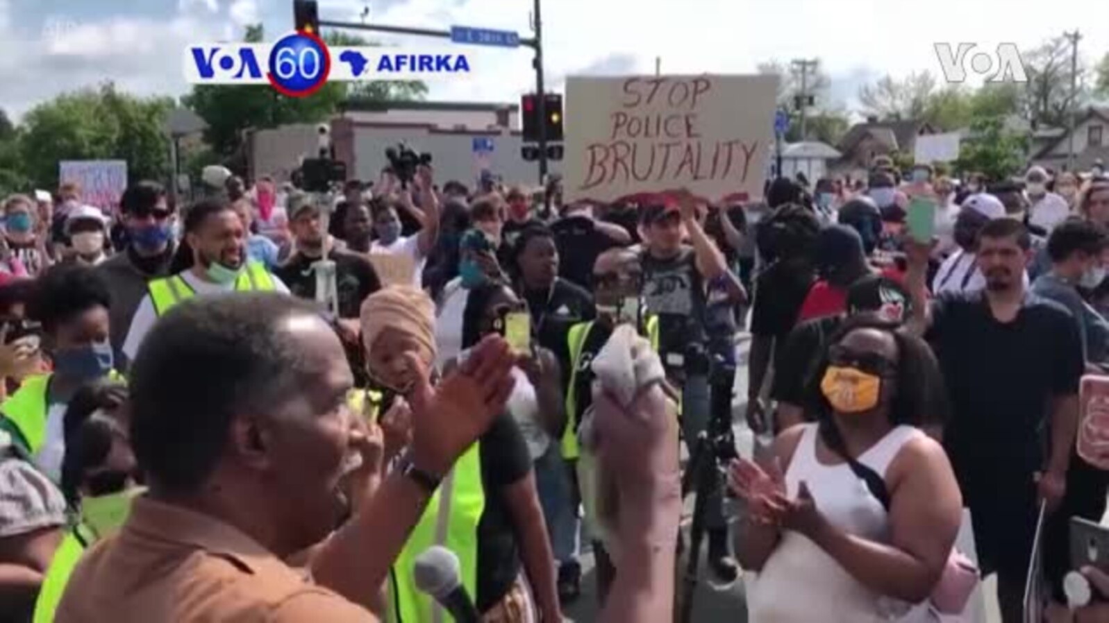 VOA60 AFIRKA: A Amurka Daruruwan Mutane Sun Yi Zanga Zanga A Minneapolis Bayan Mutuwar Wani Bakar Fata Daga Hannun 'Yan Sanda