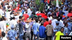 Les Ethiopiens réagissent après une explosion lors d'un rassemblement en faveur du nouveau Premier ministre Abiy Ahmed à Addis Abeba, Ethiopie le 23 juin 2018. 