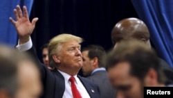 Donald Trump salue la foule à la fin d’un meeting de campagne à l'Université de l'Iowa à Iowa City, Iowa, 26 janvier 2016.