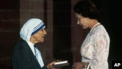 На цьому фото з архіву 24 листопада 1983 року Мати Тереза з Калькутти отримує відзнаку Почесного ордена "За заслуги" від британської королеви Єлизавети II у Раштрапаті Шавар у Нью-Делі.