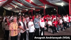 Para pendukung Jokowi-Ma'ruf Amin di Sumatera Utara yang hadir dalam nonton bareng debat Pilpres 2019 di Medan Club, Kamis (17/1) (foto: VOA/Anugrah Andriansyah)