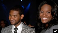 Grammy award winner Usher Raymond and wife his Tameka Foster mingle at a party in New York, Sept. 25, 2007. (File Photo)