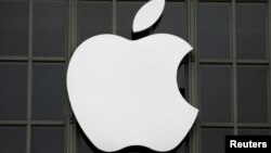 Arhiva - Logo Applea ispred shedišta kompanije u San Franciscu.
