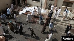 Место взрыва бомбы возле больницы в Кветте, Пакистан, 8 августа 2016.