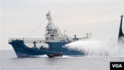 Kapal Penangkap Paus Jepang 'Yushin Maru No.3' menyemburkan air ke kapal milik aktivis anti-perburan paus 'Sea Shepherd Conservation Society'. Kegiatan Tahunan Jepang Berburu Paus diperkirakan membunuh 1.000 paus setiap tahunnya (foto:dok).